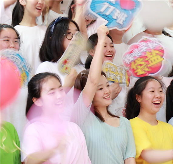 微笑带班 班也会笑-沙坪坝网络广播电视台