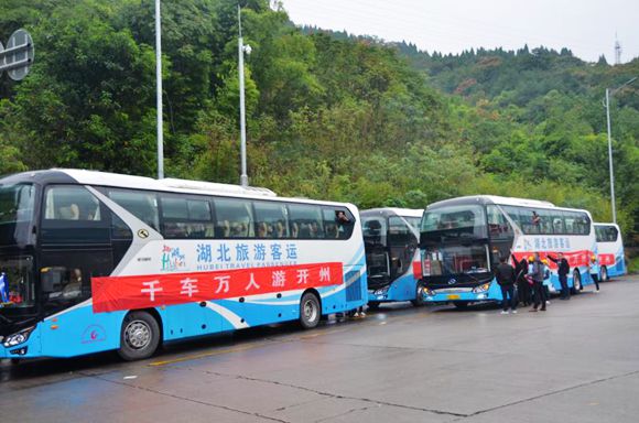 千车万人游开州 文明旅游助阵汉丰湖摩托艇公开赛