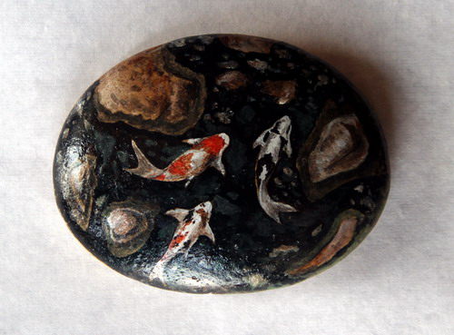 合川画家张西才为天然鹅卵石穿"花衣"