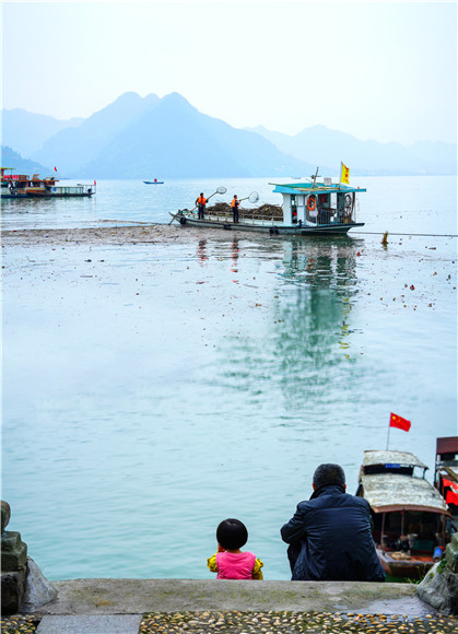 通讯员 陶波 摄不断完善设施 江边有了专用码头江中漂浮物四处可见