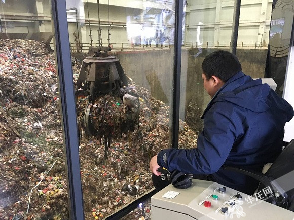 记者 陈星 摄整个垃圾焚烧发电厂内部垃圾处理过程都被实时监控下来