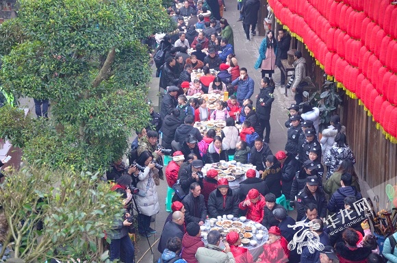 【新春走基层】江津中山古镇:千米长宴万人共食 一双筷子下的风味人间