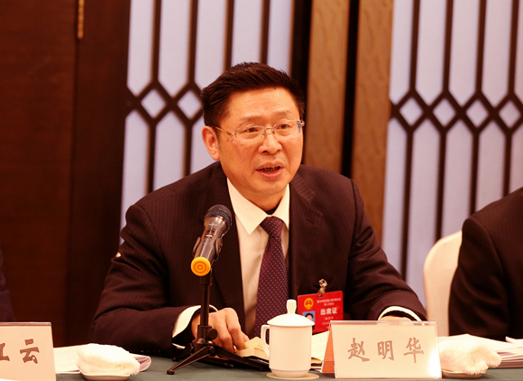 市人大代表,云阳县发改委主任赵明华在代表团讨论中提出自己的建议.