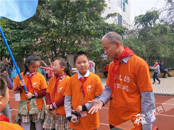 面对小朋友的疑问,钟从荣耐心解答,用真实例子回答提