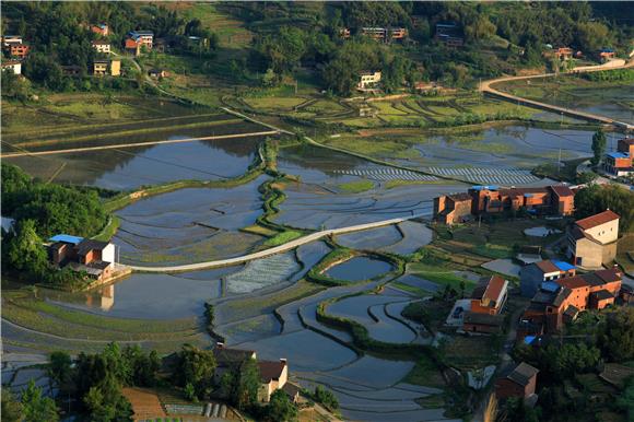 梁平蟠龙镇扈槽村群山环抱 春水田园美如画