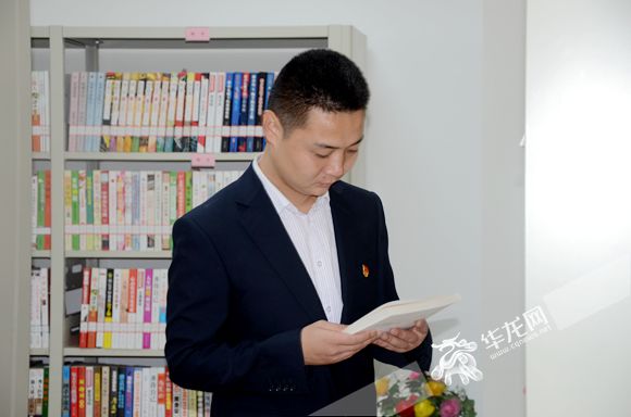 因人施策志愿项目5月21日,两江新区民心佳园社区82岁的高道权望着窗外