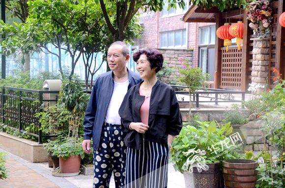 记者 李黎 摄"小心,前面有个坎.