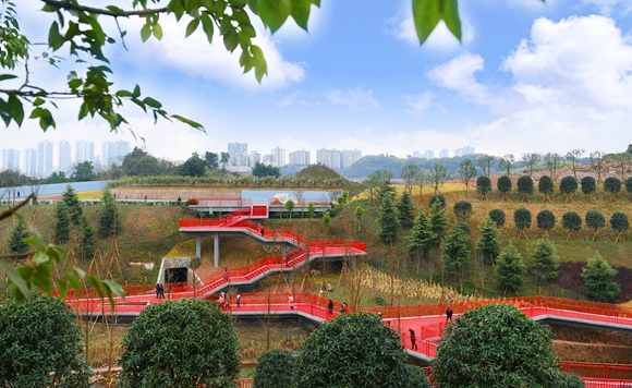 四季有景的原则,将景观区域分为疏林草地区,重要节点景区,堡坎崖壁