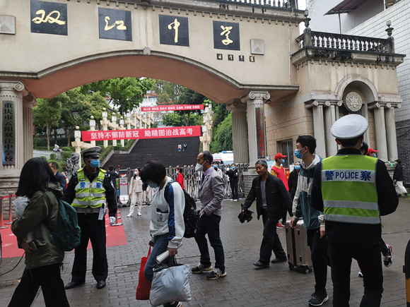 民警在双江中学守护学生有序返校. 云阳县公安局供图 华龙网发
