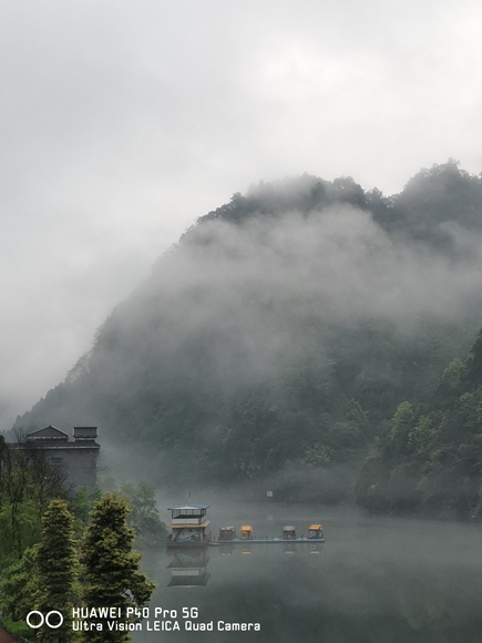 摄影爱好者们烟雨朦胧中旅拍江津津南美景别有意境