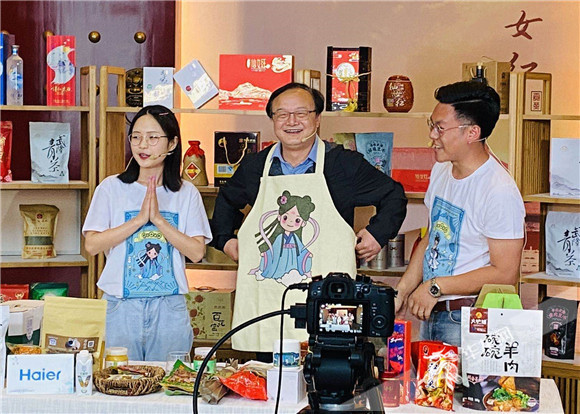 武隆区常务副区长胡珍强25日下午在武隆白马山景区直播间直播带货.