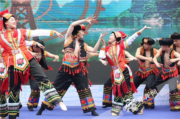 武隆浩口:全市唯一仡佬族村寨开门迎客 万亩杨梅采摘正当时