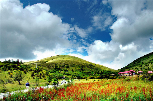 蓝天白云下的黄安坝.孙代兴 摄