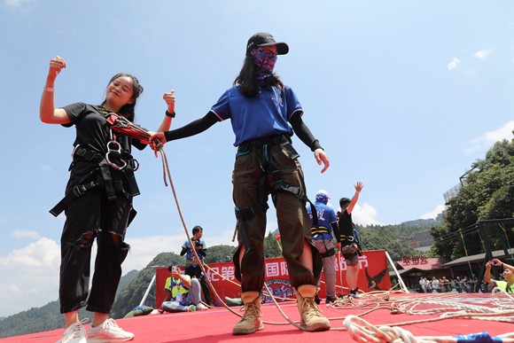 他们拿了根绳子纵深跳下300米悬崖万盛奥陶纪荡绳又来了