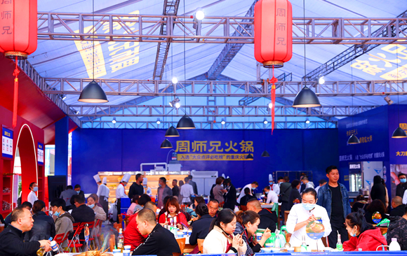秋雨沥沥油香漫溢重庆国博中心上演万人火锅盛宴