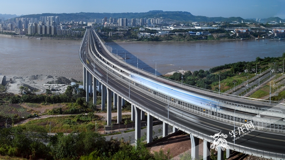 鱼洞长江大桥.通讯员 冯亚宏 摄
