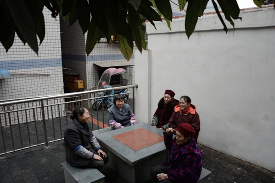 重庆市梁平区梁山街道西池社区居民在小区休闲亭聊天.