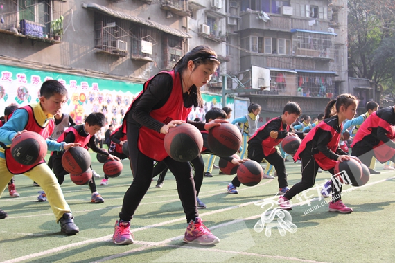 十年磨剑铸精品 杨公桥小学篮球课程成就"阳光少年"