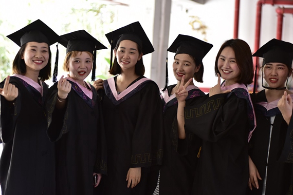 重艺举办2018届大学生毕业典礼 863人毕业 516人拿到副学士学位!