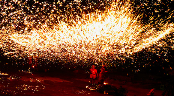 火光四溅的打铁花 景区供图 华龙网发